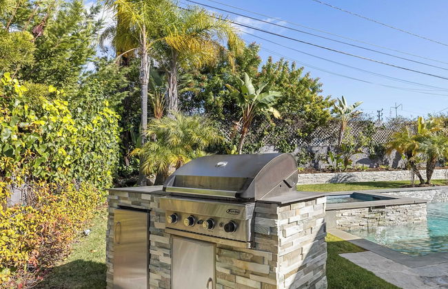 Luxury Oasis w/ Pool + Hot Tub, Fire Pit, Pool Table Flight Ave by Avantstay - Foto 44