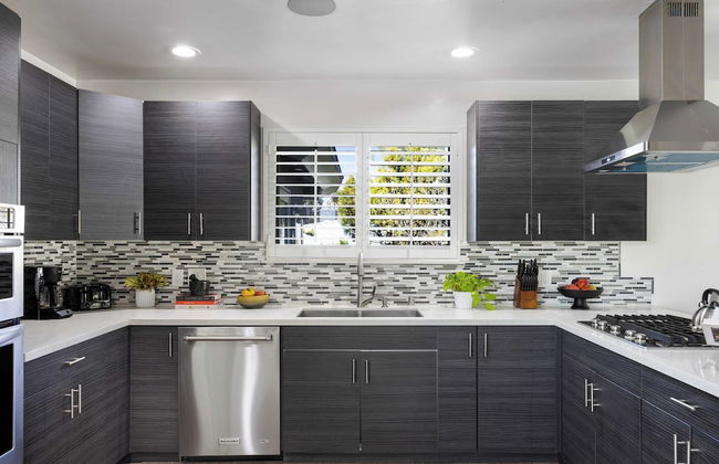 Luxury Oasis w/ Pool + Hot Tub, Fire Pit, Pool Table Flight Ave by Avantstay - Foto 24