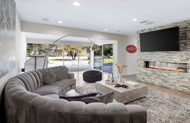 Luxury Oasis w/ Pool + Hot Tub, Fire Pit, Pool Table Flight Ave by Avantstay - Foto 29