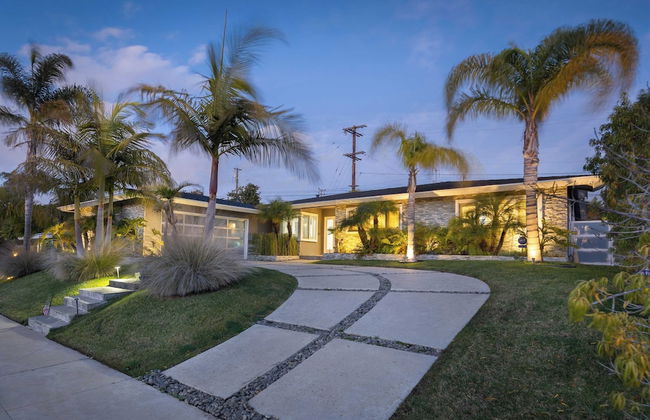 Luxury Oasis w/ Pool + Hot Tub, Fire Pit, Pool Table Flight Ave by Avantstay - Foto 50