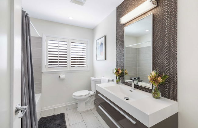 Luxury Oasis w/ Pool + Hot Tub, Fire Pit, Pool Table Flight Ave by Avantstay - Foto 36