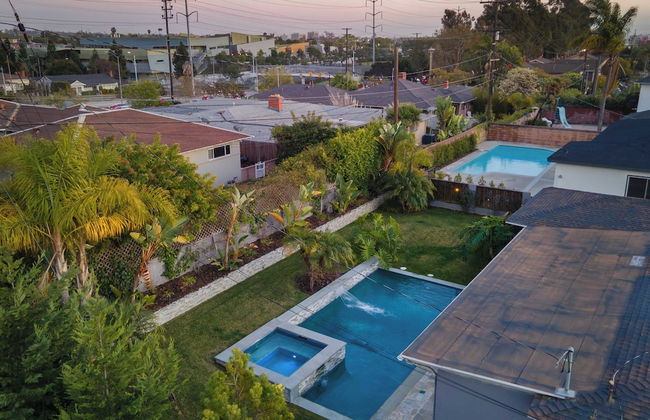 Luxury Oasis w/ Pool + Hot Tub, Fire Pit, Pool Table Flight Ave by Avantstay - Foto 6