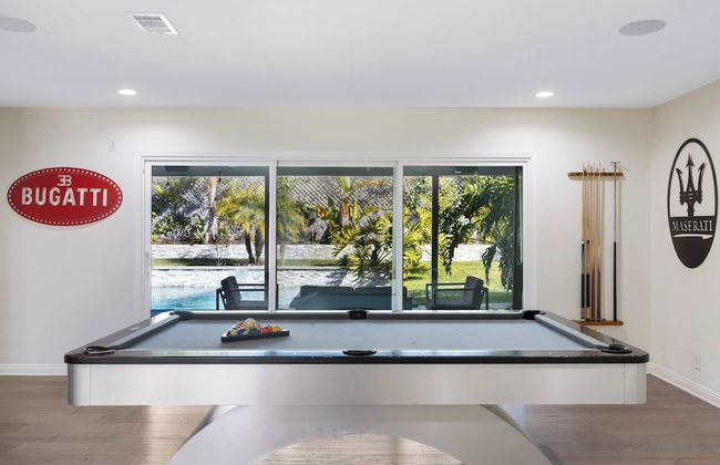 Luxury Oasis w/ Pool + Hot Tub, Fire Pit, Pool Table Flight Ave by Avantstay - Foto 2