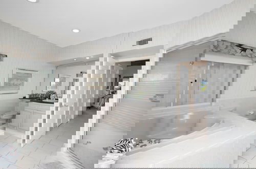 Foto 30 - 180 Degrees Of Ocean Views, Sitting On A Large Lagoon That Opens To Florida Bay 5 Bedroom Condo by RedAwning