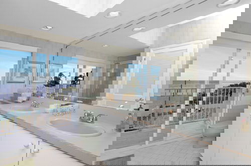 Foto 35 - 180 Degrees Of Ocean Views, Sitting On A Large Lagoon That Opens To Florida Bay 5 Bedroom Condo by RedAwning