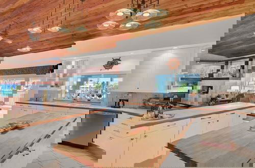 Foto 20 - 180 Degrees Of Ocean Views, Sitting On A Large Lagoon That Opens To Florida Bay 5 Bedroom Condo by RedAwning