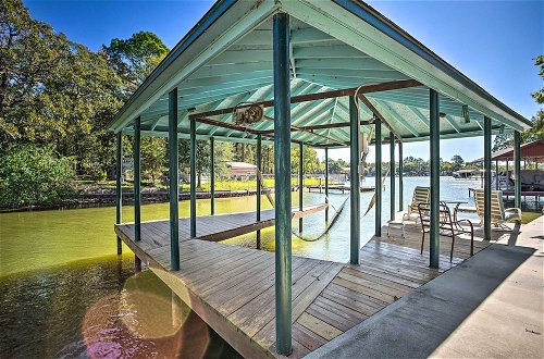 Foto 25 - Cedar Creek Lake Home: Private Dock & Hot Tub