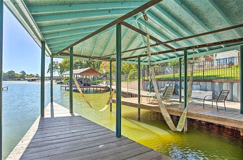 Foto 31 - Cedar Creek Lake Home: Private Dock & Hot Tub