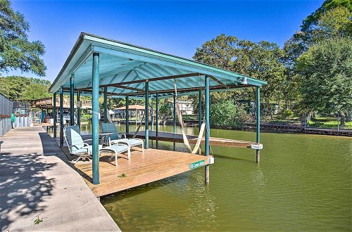 Foto 13 - Cedar Creek Lake Home: Private Dock & Hot Tub