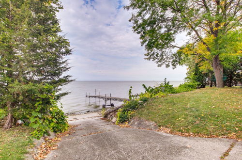 Photo 14 - Spacious Waterfront Retreat Near Uw-green Bay