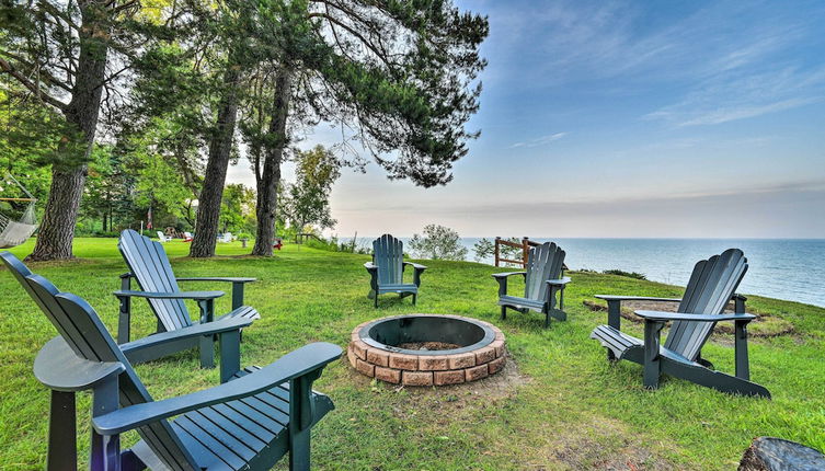 Foto 1 - Waterfront Lake Huron Getaway: Private Beach