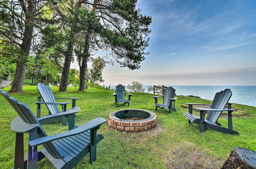 Foto 1 - Waterfront Lake Huron Getaway: Private Beach