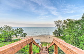 Foto 2 - Waterfront Lake Huron Getaway: Private Beach