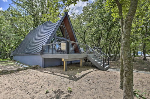 Foto 6 - Lake Pepin Cottage w/ Decks + Private Beach