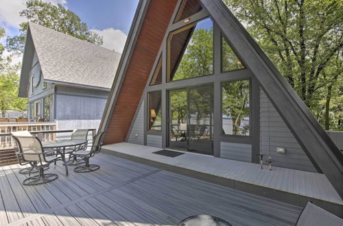 Foto 2 - Lake Pepin Cottage w/ Decks + Private Beach