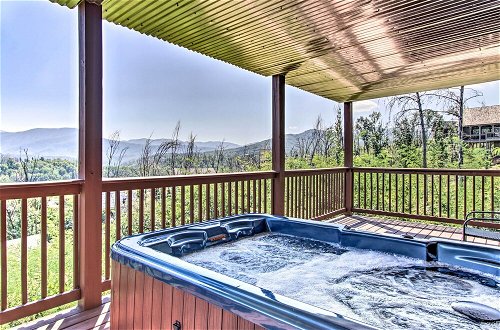 Foto 16 - Stunning Mountain View: Gatlinburg Cabin W/hot Tub