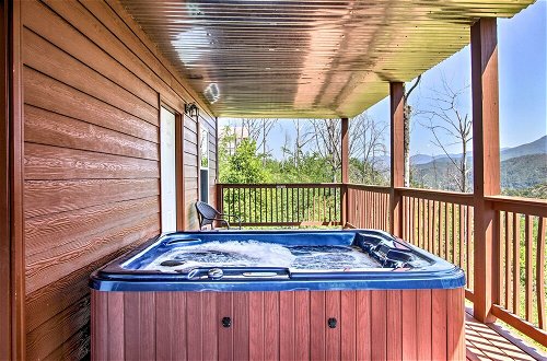 Foto 11 - Stunning Mountain View: Gatlinburg Cabin W/hot Tub