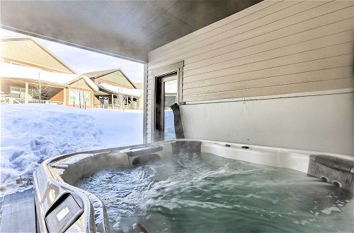Foto 10 - Stunning Alpine Home w/ Hot Tub - Hike & Ski