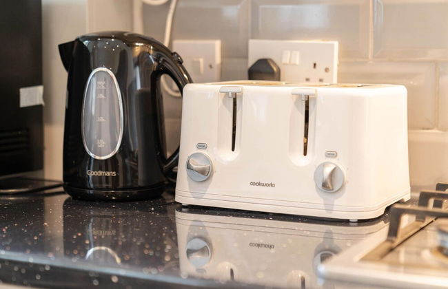 Four Bedroom House With Garden and Parking in West Midlands - Foto 10