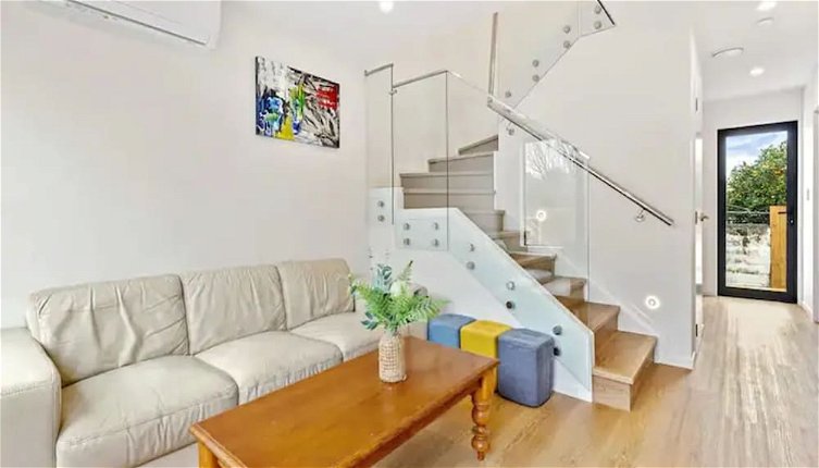 Photo 1 - Stunning Three Bedroom Townhouse With Free Parking