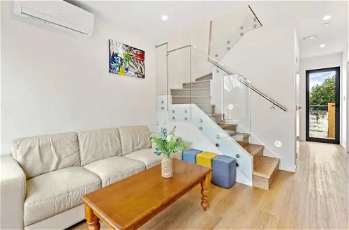 Photo 1 - Stunning Three Bedroom Townhouse With Free Parking