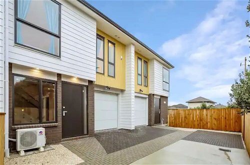 Photo 8 - Stunning Three Bedroom Townhouse With Free Parking