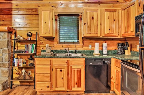 Foto 4 - Charming Pigeon Forge Cabin w/ Private Hot Tub