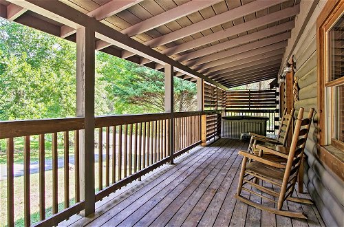 Foto 10 - Charming Pigeon Forge Cabin w/ Private Hot Tub