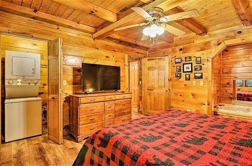Foto 22 - Charming Pigeon Forge Cabin w/ Private Hot Tub