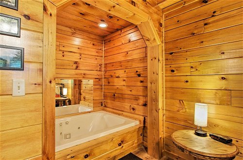 Foto 9 - Charming Pigeon Forge Cabin w/ Private Hot Tub
