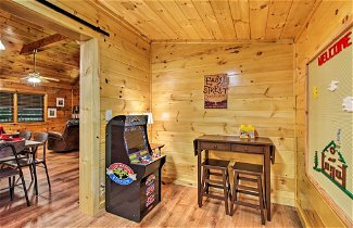 Foto 3 - Charming Pigeon Forge Cabin w/ Private Hot Tub