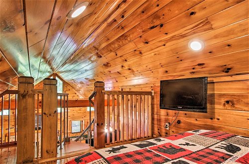 Foto 15 - Charming Pigeon Forge Cabin w/ Private Hot Tub