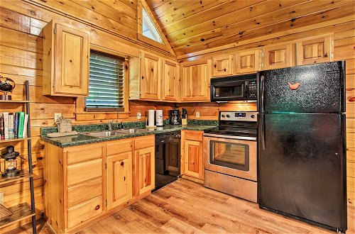 Foto 23 - Charming Pigeon Forge Cabin w/ Private Hot Tub