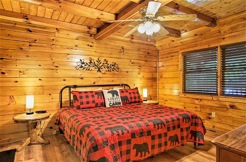 Foto 6 - Charming Pigeon Forge Cabin w/ Private Hot Tub