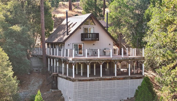 Foto 1 - Spacious Pine Mountain Lake Cabin Rental w/ Decks