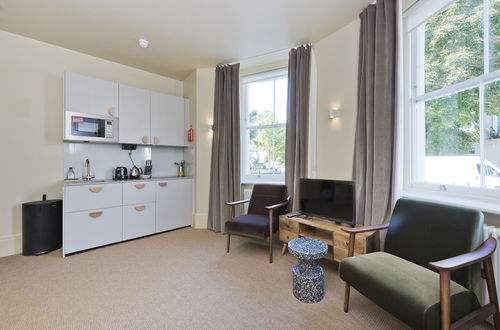 Photo 6 - Spacious Studio Suite Near Regents Park