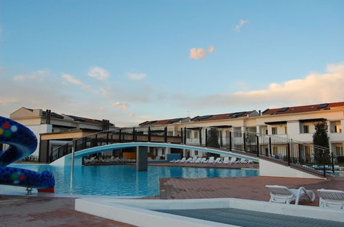 Foto 1 - Recently Built row House With Huge Swimming Pool