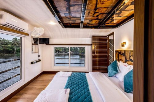 Photo 3 - Premium Houseboat