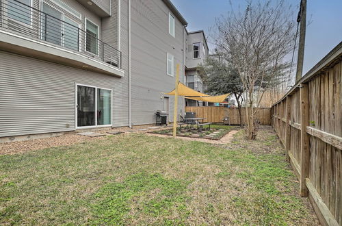 Foto 29 - Downtown Houston Townhome w/ Balcony + Yard