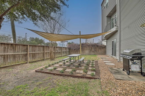 Foto 40 - Downtown Houston Townhome w/ Balcony + Yard