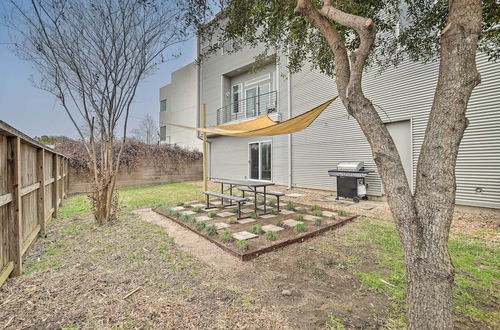 Foto 33 - Downtown Houston Townhome w/ Balcony + Yard