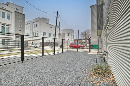 Foto 13 - Downtown Houston Townhome w/ Balcony + Yard