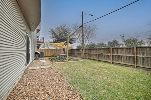 Photo 38 - Downtown Houston Townhome w/ Balcony + Yard