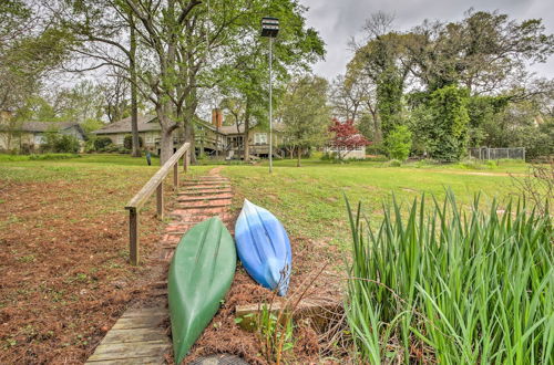 Foto 9 - Lake Athens Waterfront Home w/ Deck & Boat Dock