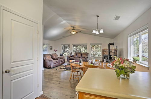Foto 10 - Centrally Located Mt Shasta Home w/ Deck
