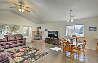 Foto 1 - Centrally Located Mt Shasta Home w/ Deck