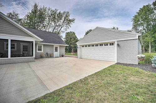 Foto 9 - Chic Hideaway w/ Fire Pit < 2 Miles to Beach