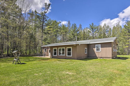 Foto 31 - Lovely Lakefront Cottage w/ Fire Pit & Yard