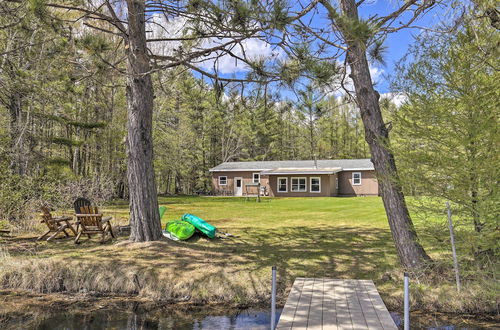 Foto 12 - Lovely Lakefront Cottage w/ Fire Pit & Yard