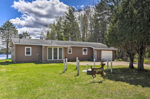 Foto 13 - Lovely Lakefront Cottage w/ Fire Pit & Yard